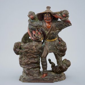 Een Japanse terracotta okimono van een fruitverkoper met apen, Edo/Meiji, 18/19e eeuw — foto 2