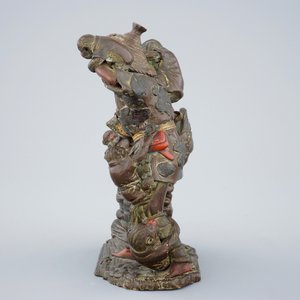 Een Japanse terracotta okimono van een fruitverkoper met apen, Edo/Meiji, 18/19e eeuw — foto 3