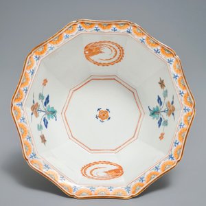 Een Japanse tienhoekige Kakiemon kom met paarden, Edo, 17e eeuw — foto 5