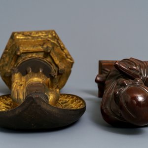 Een Japanse verguld houten figuur van Boeddha en een 'Daruma' okimono, Meiji, 19e eeuw — foto 7