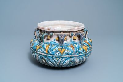 Een jardinière met reliëfdecor in polychroom aardewerk, Winterthur, Zwitserland, 16e eeuw