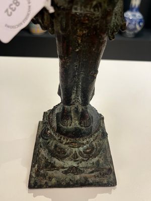 Een Javaanse bronzen sculptuur van de godin Dewi Tara, Majapahit koninkrijk, Indonesië, wellicht 14e eeuw — foto 9