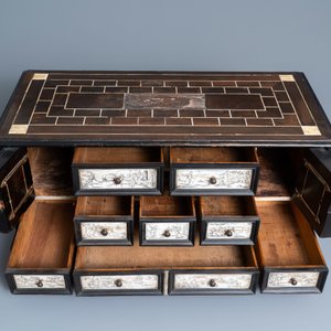 Een kabinet in ebbenfineer met gegraveerde ivoren plaquettes, Italië, 17e eeuw — foto 2