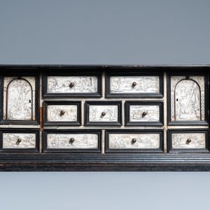 Een kabinet in ebbenfineer met gegraveerde ivoren plaquettes, Italië, 17e eeuw — foto 3