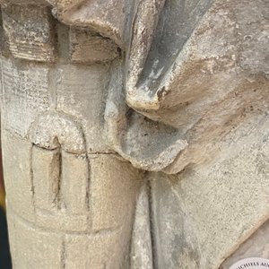 Een kalkstenen figuur van Sint-Barbara, 16e eeuw — foto 12
