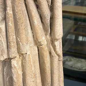 Een kalkstenen figuur van Sint-Barbara, 16e eeuw — foto 15