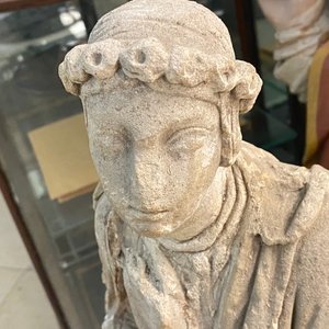 Een kalkstenen figuur van Sint-Barbara, 16e eeuw — foto 9