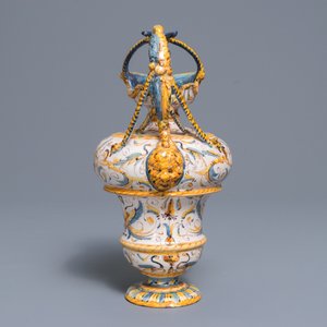 Een kan met decor van grotesken in Italiaanse majolica, Caltagirone of Deruta, 17e eeuw — foto 3
