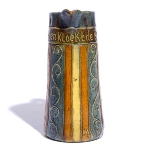 Een kan met spreuk in Torhouts aardewerk, gesign. LMV, ca. 1900 — foto 5