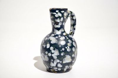 Een kannetje in Franse faïence met decor "A la bougie", Nevers, 17e eeuw
