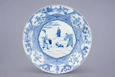 Een kapitale blauw-witte Chinese schotel met decor van een lijstraf, Yongzheng/Qianlong
