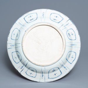Een kapitale Chinese blauw-witte kraakporseleinen schotel met een jardinière, Wanli — foto 2