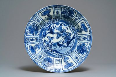 Een kapitale Chinese blauw-witte kraakporseleinen schotel met fazanten, Wanli