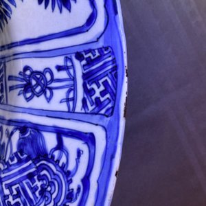 Een kapitale Chinese blauw-witte kraakporseleinen schotel met fazanten, Wanli — foto 8