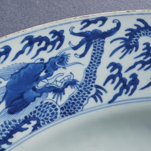 Een kapitale Chinese blauw-witte schotel met een draak, Kangxi — foto 12