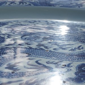 Een kapitale Chinese blauw-witte schotel met een draak, Kangxi — foto 13