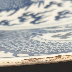 Een kapitale Chinese blauw-witte schotel met een draak, Kangxi — foto 15