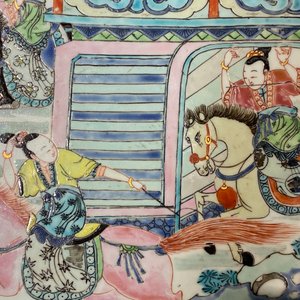 Een kapitale Chinese famille rose 'Generaal Yang en Mu Guiying' schotel, Yongzheng — foto 5