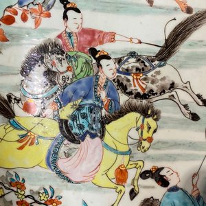 Een kapitale Chinese famille rose 'Generaal Yang en Mu Guiying' schotel, Yongzheng — foto 6