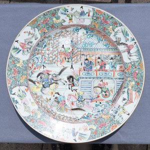 Een kapitale Chinese famille rose 'Generaal Yang en Mu Guiying' schotel, Yongzheng — foto 3