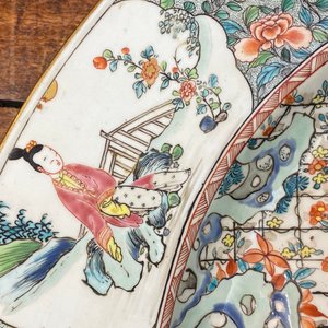 Een kapitale Chinese famille rose 'Generaal Yang en Mu Guiying' schotel, Yongzheng — foto 10