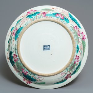 Een kapitale Chinese famille rose schotel met eenden in een lotusvijver, Qianlong merk, 19e eeuw — foto 2