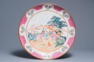 Een kapitale Chinese famille rose schotel met mandarijns decor, Xuantong merk, 20e eeuw