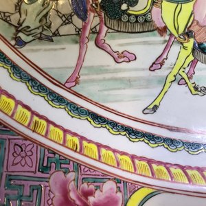 Een kapitale Chinese famille rose schotel met ruiters te paard, Yongzheng — foto 12
