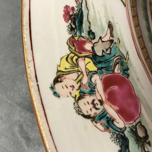 Een kapitale Chinese famille rose schotel met ruiters te paard, Yongzheng — foto 18