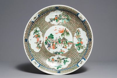 Een kapitale Chinese famille verte schotel met figuren in een landschap, 19e eeuw