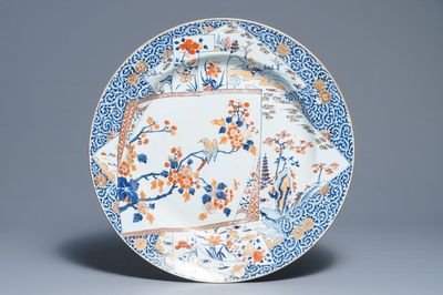Een kapitale Chinese Imari-stijl schotel met floraal en landschapsdecor, Kangxi