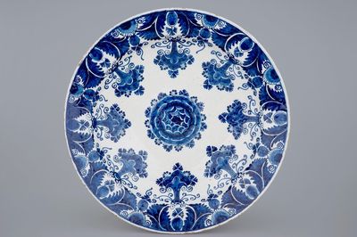 Een kapitale Delftse blauw-witte schotel met bloemdecor, 18e eeuw
