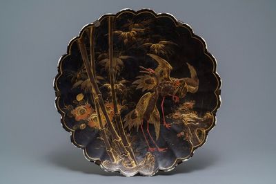 Een kapitale Japanse Arita schotel met lakwerk decor, Edo, 17/18e eeuw