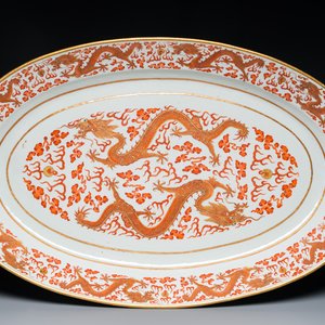 Een kapitale keizerlijke Chinese ijzerrode en vergulde ovalen 'draken' schotel, Ji Xiang Ru Yi 吉祥如意 merk, Guangxu — foto 1