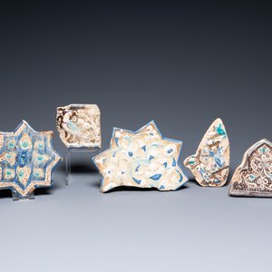 Een Kashan stertegel en vier fragmenten van reliëftegels met lusterglazuur, Iran, 13/16e eeuw — foto 1