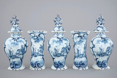 Een kaststel van 5 vazen in blauw-wit Delfts aardewerk, 18e eeuw