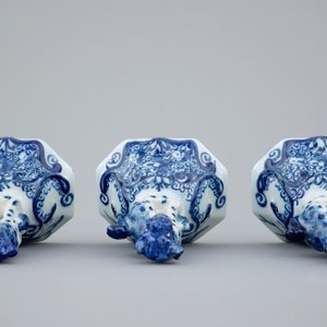 Een kaststel van 5 vazen in blauw-wit Delfts aardewerk met landschapsdecor, 18e eeuw — foto 6