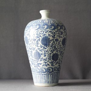 Een keizerlijke Chinese blauw-witte meiping vaas met lotusslingers, Wanli merk en periode — foto 11