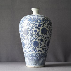Een keizerlijke Chinese blauw-witte meiping vaas met lotusslingers, Wanli merk en periode — foto 12