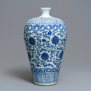 Een keizerlijke Chinese blauw-witte meiping vaas met lotusslingers, Wanli merk en periode — foto 2