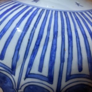 Een keizerlijke Chinese blauw-witte meiping vaas met lotusslingers, Wanli merk en periode — foto 21