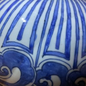 Een keizerlijke Chinese blauw-witte meiping vaas met lotusslingers, Wanli merk en periode — foto 22