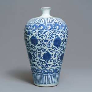 Een keizerlijke Chinese blauw-witte meiping vaas met lotusslingers, Wanli merk en periode — foto 3