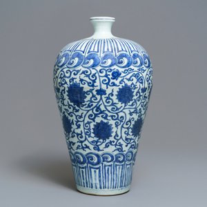 Een keizerlijke Chinese blauw-witte meiping vaas met lotusslingers, Wanli merk en periode — foto 4