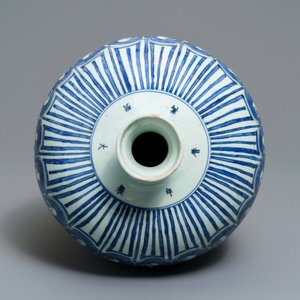 Een keizerlijke Chinese blauw-witte meiping vaas met lotusslingers, Wanli merk en periode — foto 7