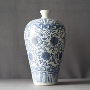 Een keizerlijke Chinese blauw-witte meiping vaas met lotusslingers, Wanli merk en periode — foto 10