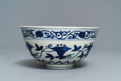 Een keizerlijke Chinese blauwwitte 'palace bowl', Wanli merk en periode