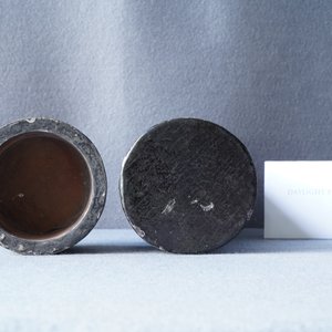 Een keizerlijke Chinese cilindrische beschilderde en gelakte houten koker, 17/18e eeuw — foto 35