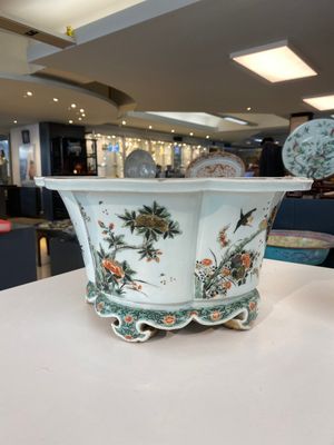 Een keizerlijke Chinese famille verte jardinière, Kangxi merk en periode — foto 3
