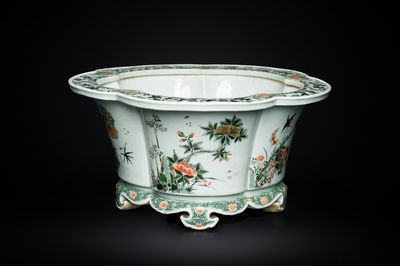 Een keizerlijke Chinese famille verte jardinière, Kangxi merk en periode
